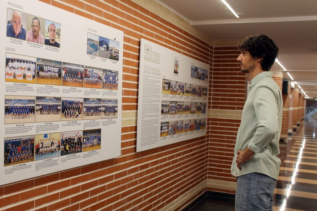 Rafa Ballester frente a uno de los murales que conmemoran el 50 aniversario del balonmano en la ciudad.