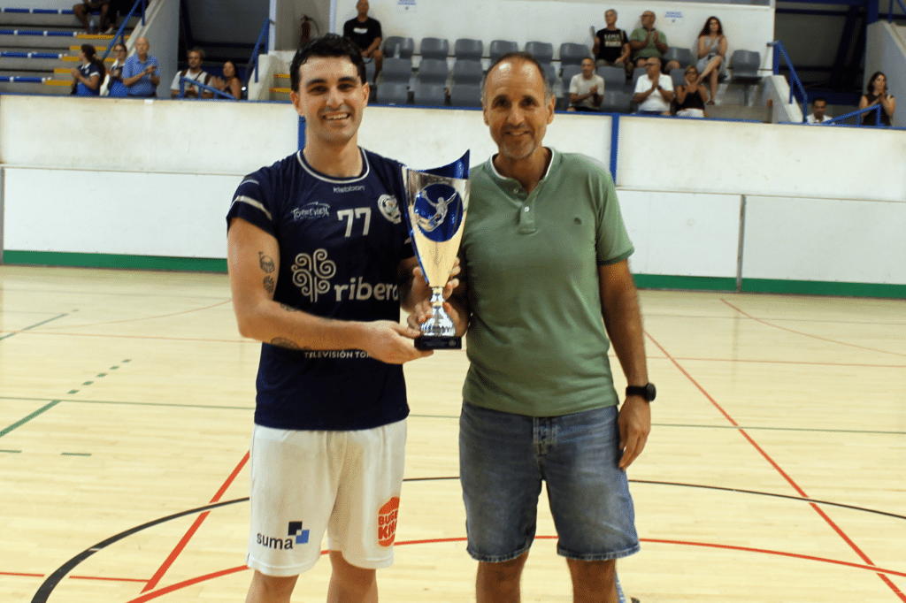 El capitán del Mare Nostrum, Dani Payá, recoge la copa de manos de Juan Carlos Gallego