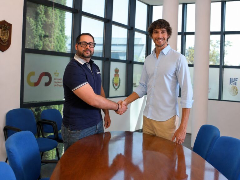 El presidente Rafa Ballester y el CEO de Publicitatte Luis Andreu Orenes estrechan la mano en la sala de juntas.