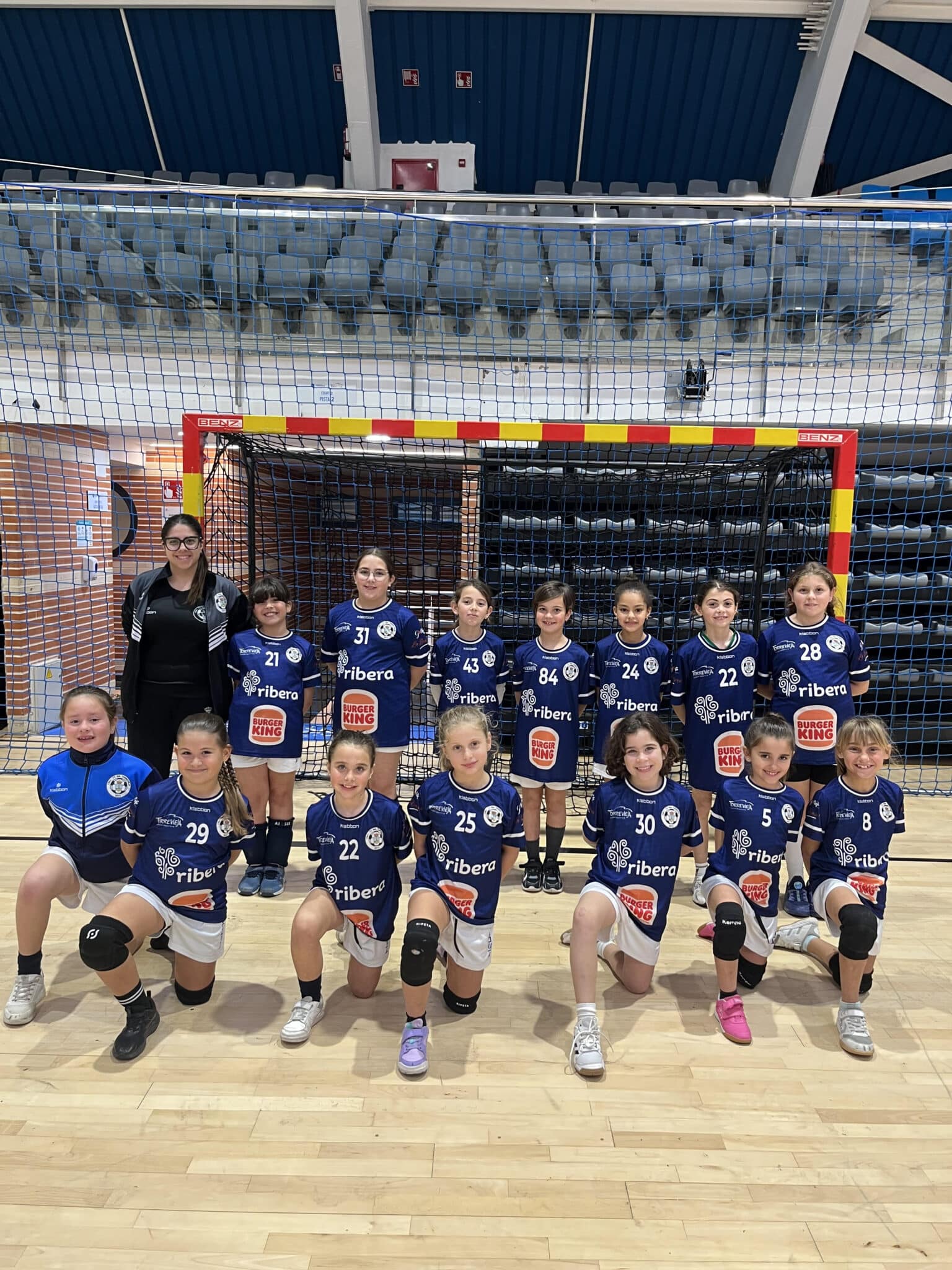 Equipo benjamín femenino de balonmano del CBM Mare Nostrum Torrevieja